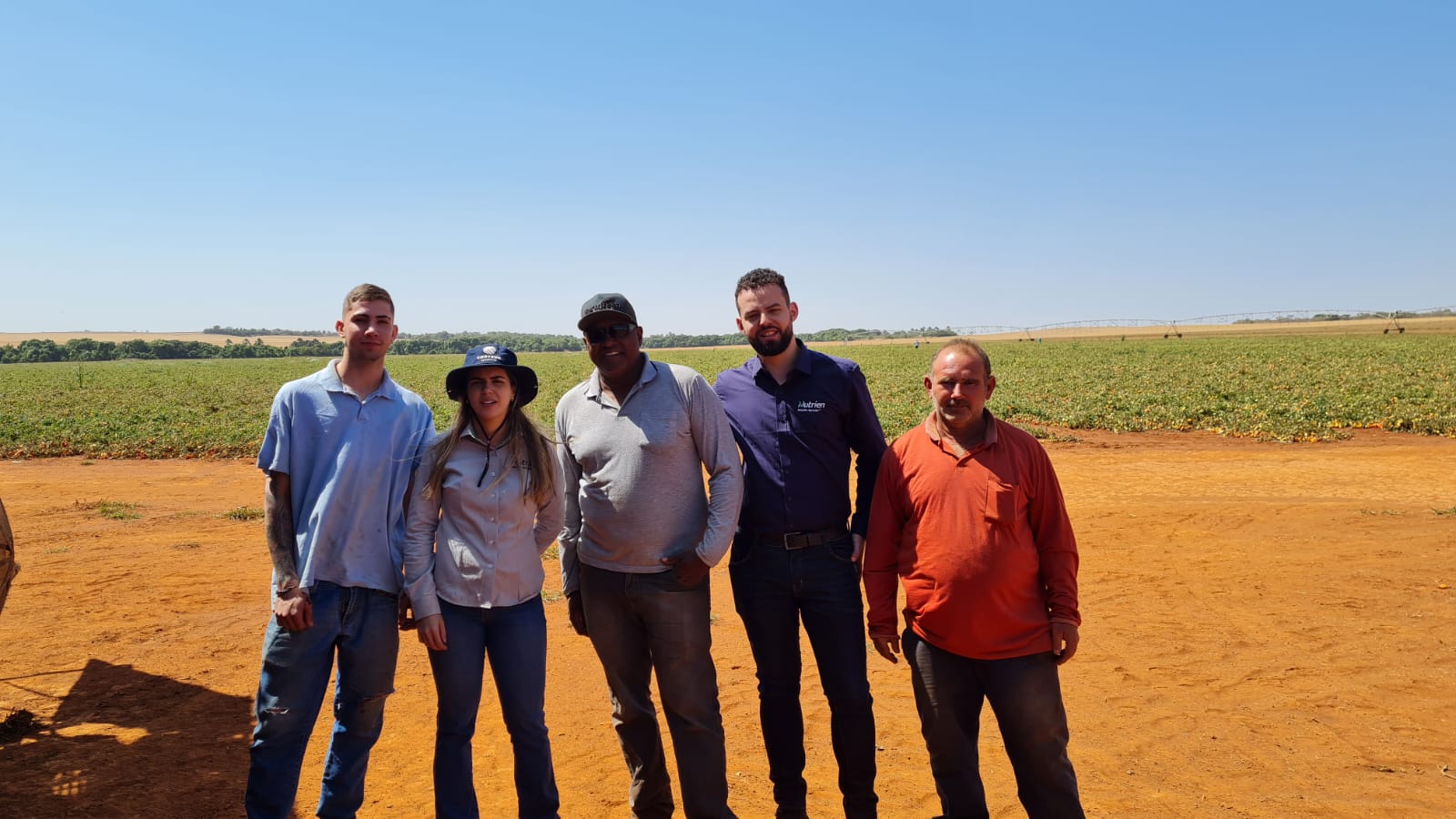 Equipe de pesquisa com produtores no campo