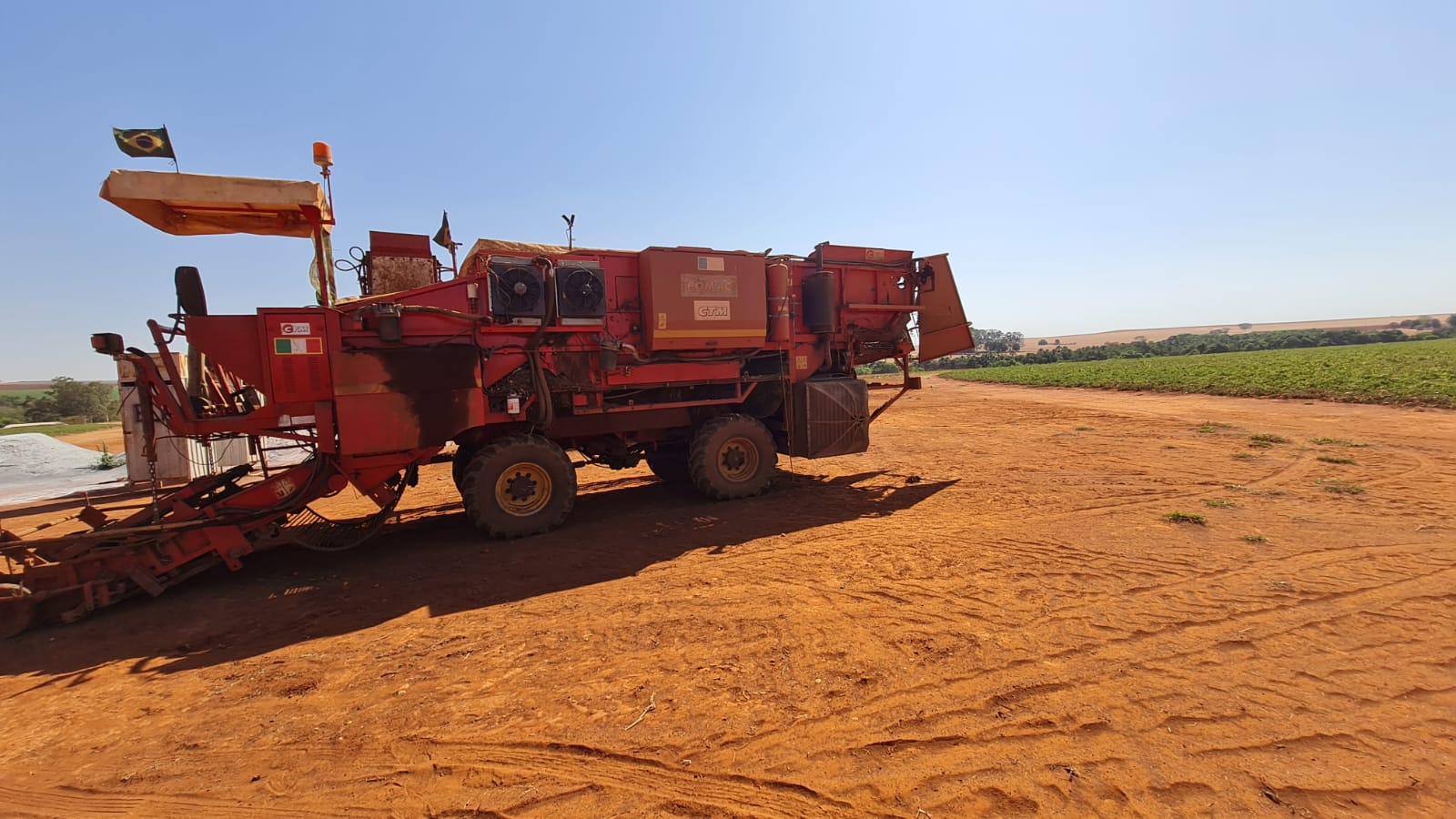 Maquinário agrícola no campo